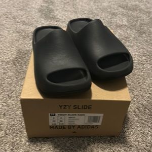Yeezy slides YZY slide kids BLACK~ LIKE NEW Sz 2